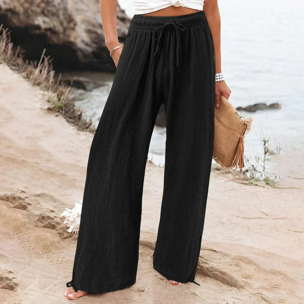 Deze broek biedt niet alleen een moeiteloos chique uitstraling, maar ook ultiem draagcomfort, waardoor het een essentieel kledingstuk is voor je zomergarderobe.