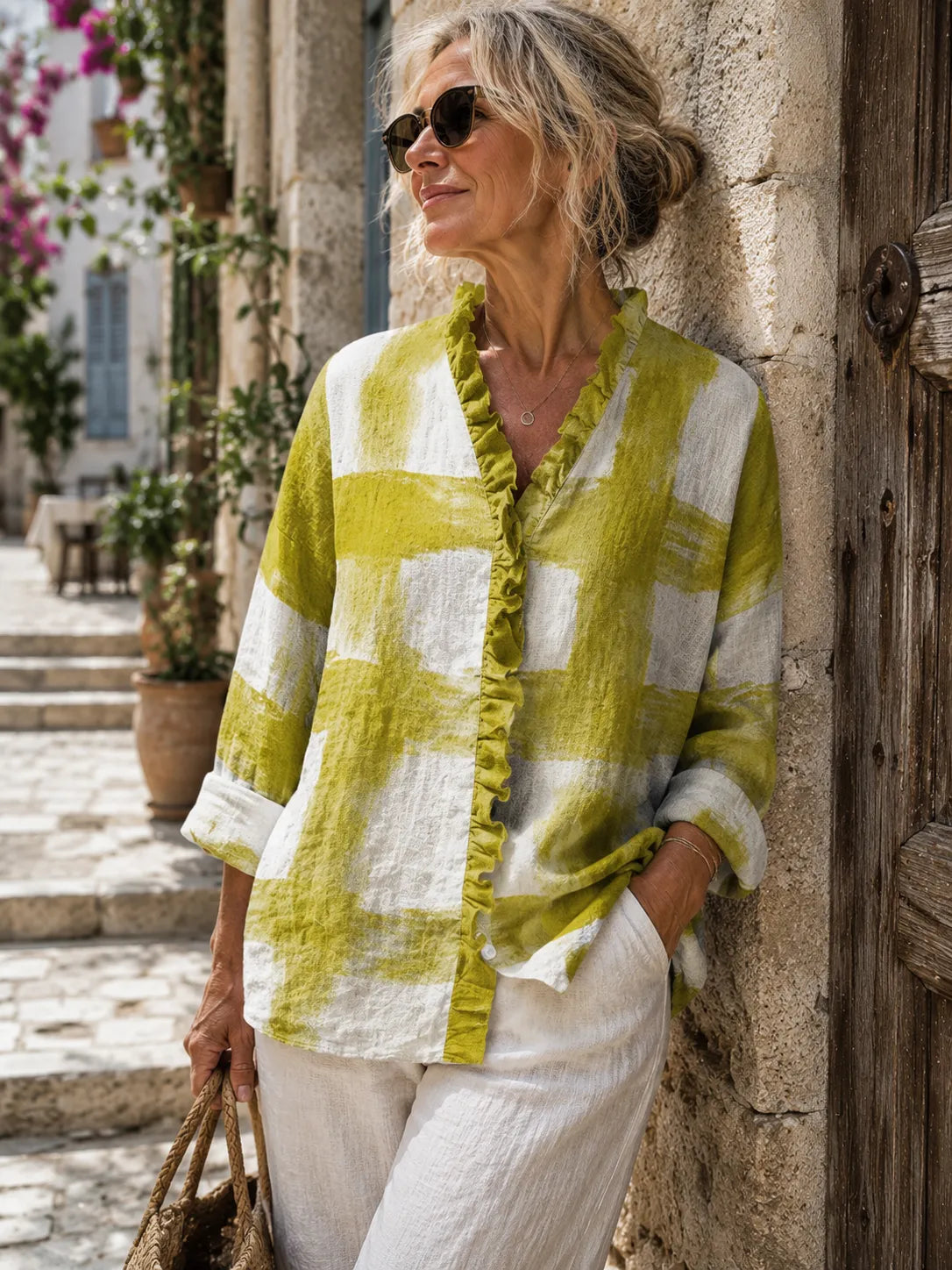 Melissa damesblouse met V-hals, ruches en knoopsluiting