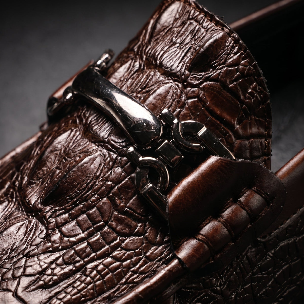 Nette herenschoenen, loafers met krokodillenreliëf leer en metalen gesp