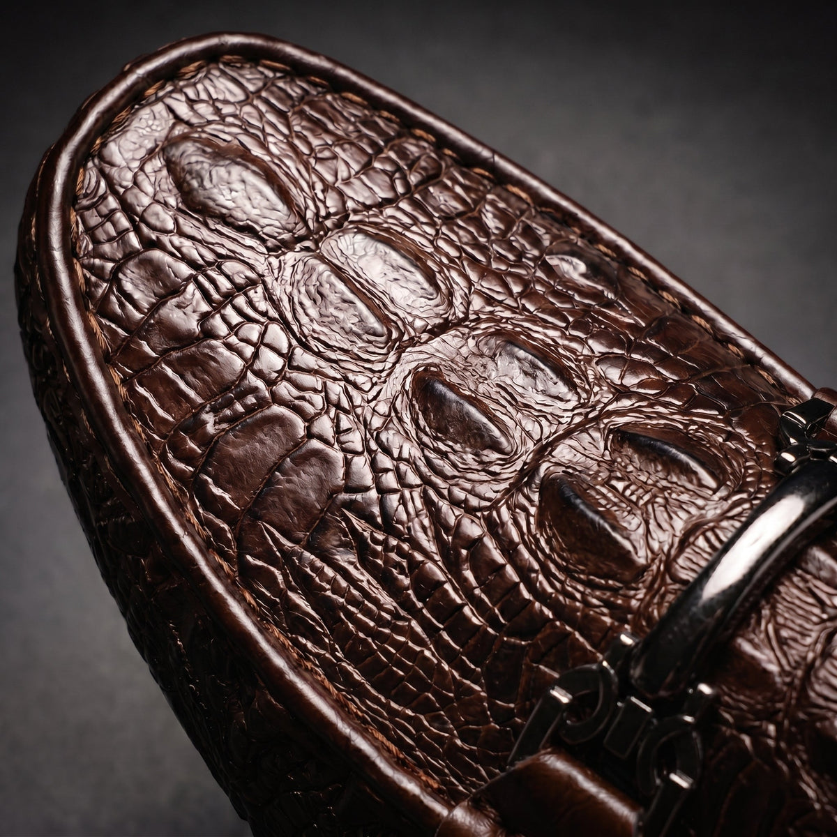 Nette herenschoenen, loafers met krokodillenreliëf leer en metalen gesp
