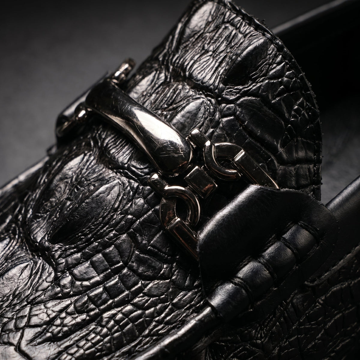 Nette herenschoenen, loafers met krokodillenreliëf leer en metalen gesp