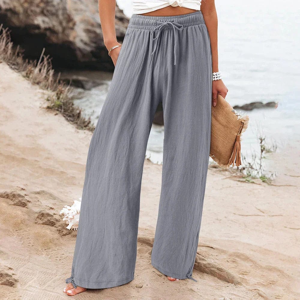 Deze broek biedt niet alleen een moeiteloos chique uitstraling, maar ook ultiem draagcomfort, waardoor het een essentieel kledingstuk is voor je zomergarderobe.