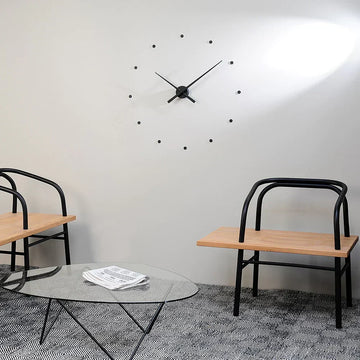 Zwarte wandklok van metaal en kunststof, 40 cm