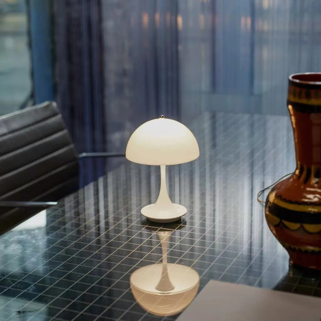 Draadloze tafellamp van metaal en glas met accu