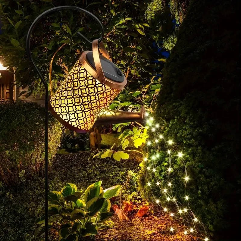 Zonne-energie tuinlamp voor buiten met metalen gieter en vallende ledsnoer, koper