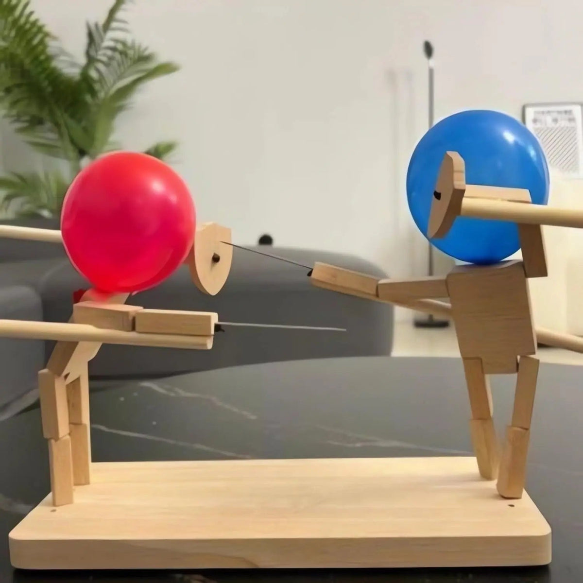 Partyspel ballonnenstrijd houten marionet schermhoofd