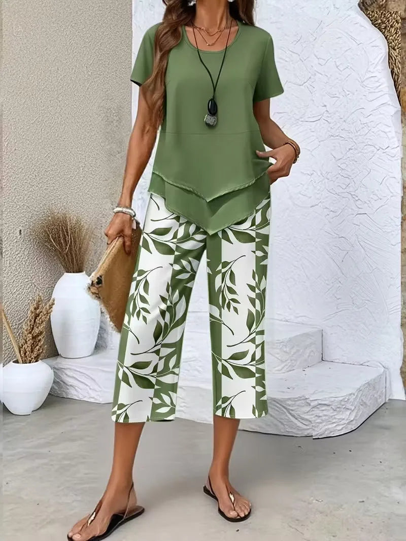 Primrose tweedelige damesset met verkorte capribroek en bladerenprint