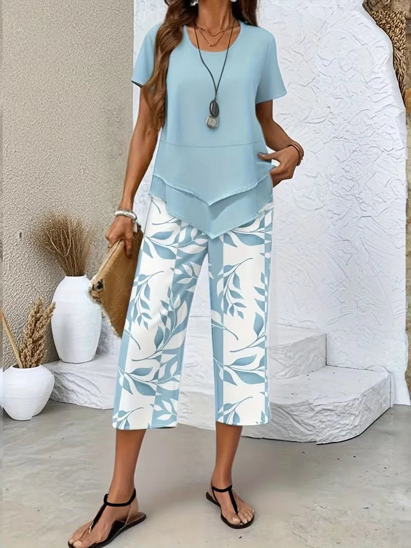 Primrose tweedelige damesset met verkorte capribroek en bladerenprint