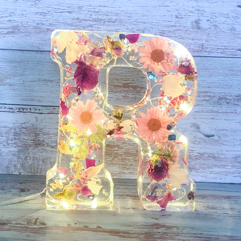 LumiFlair Nachtlampje met Initiaal en Bloemen | Gepersonaliseerd Licht in Hars met Zachte LED-verlichting
