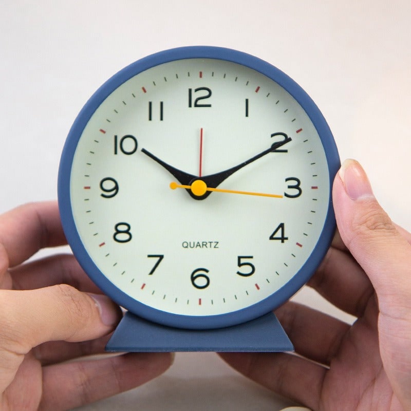 Retro analoge wekker met geruisloos quartzuurwerk en verlichting voor slaapkamer of bureau