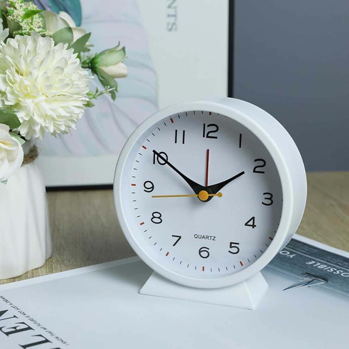 Retro analoge wekker met geruisloos quartzuurwerk en verlichting voor slaapkamer of bureau