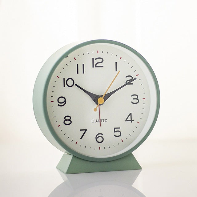 Retro analoge wekker met geruisloos quartzuurwerk en verlichting voor slaapkamer of bureau