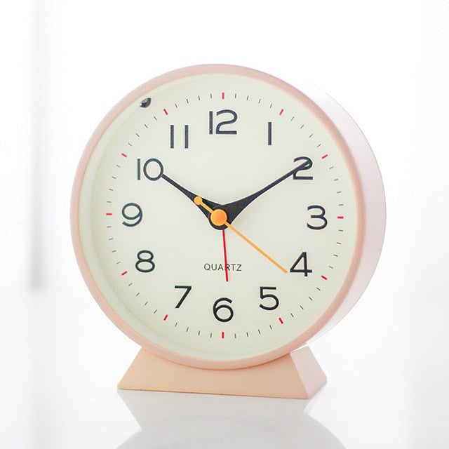 Retro analoge wekker met geruisloos quartzuurwerk en verlichting voor slaapkamer of bureau