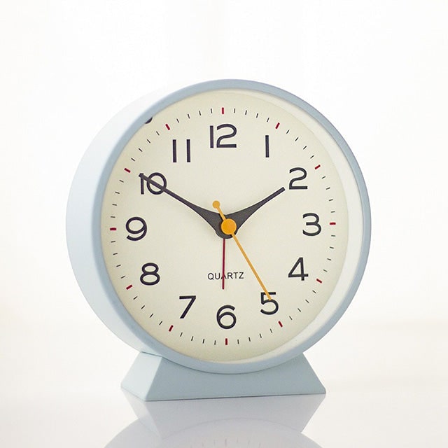 Retro analoge wekker met geruisloos quartzuurwerk en verlichting voor slaapkamer of bureau
