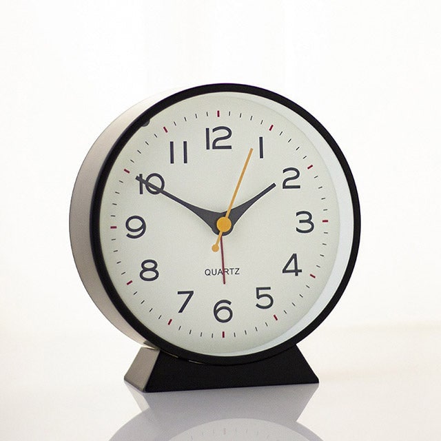 Retro analoge wekker met geruisloos quartzuurwerk en verlichting voor slaapkamer of bureau