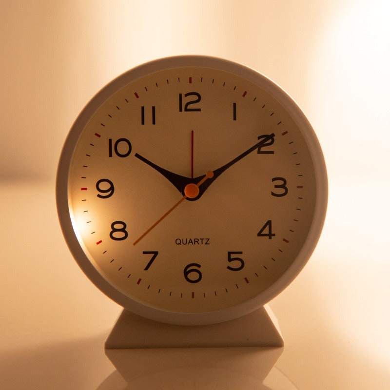 Retro analoge wekker met geruisloos quartzuurwerk en verlichting voor slaapkamer of bureau