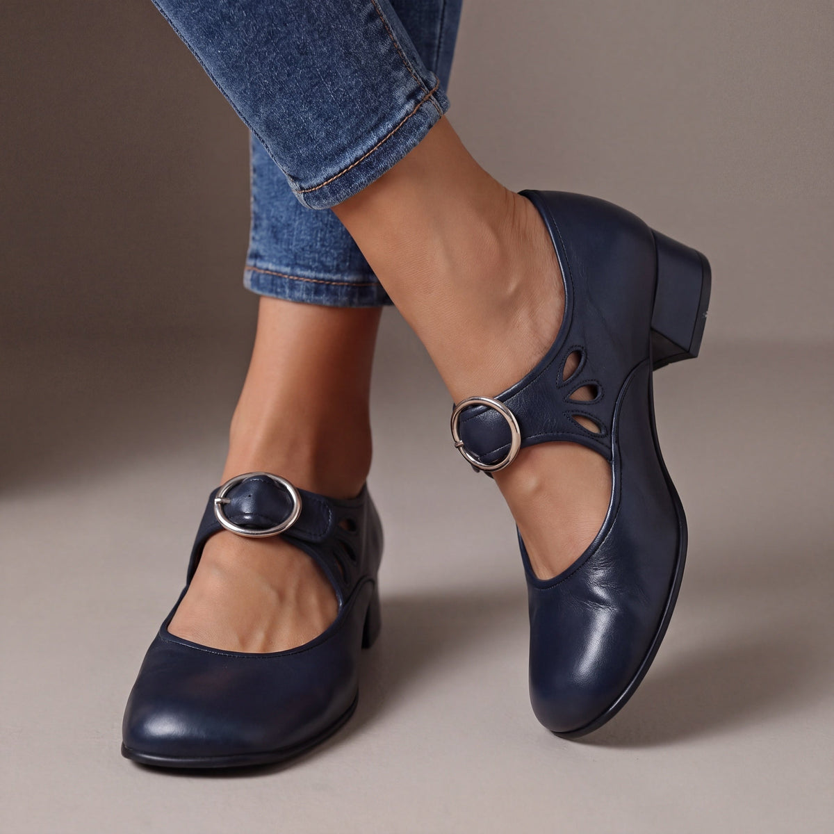Pumps met enkelbandje, gesp en gevoerde binnenzool
