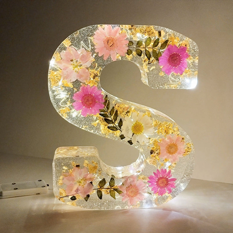 LumiFlair Nachtlampje met Initiaal en Bloemen | Gepersonaliseerd Licht in Hars met Zachte LED-verlichting