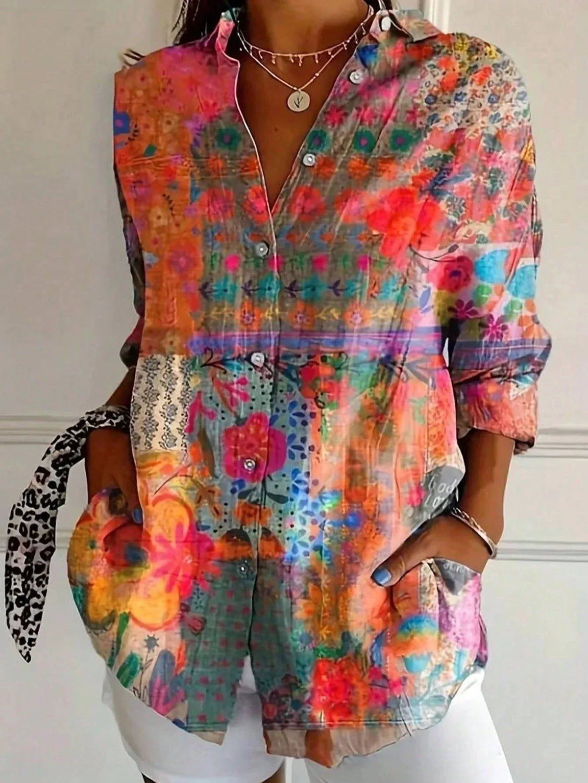 Saskia damesblouse met bloemenprint en knoopsluiting