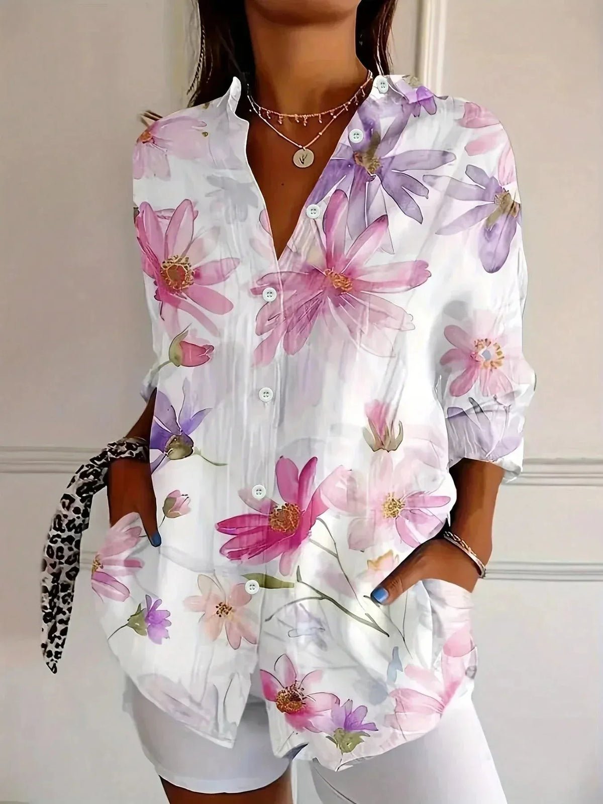 Saskia damesblouse met bloemenprint en knoopsluiting