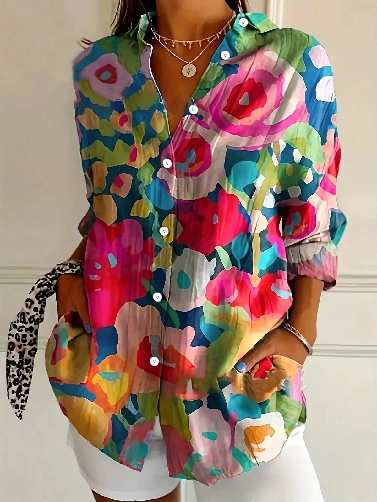 Saskia damesblouse met bloemenprint en knoopsluiting