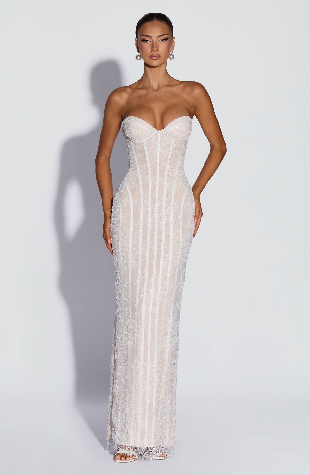 Strapless maxi-jurk met bloemenkant en korset