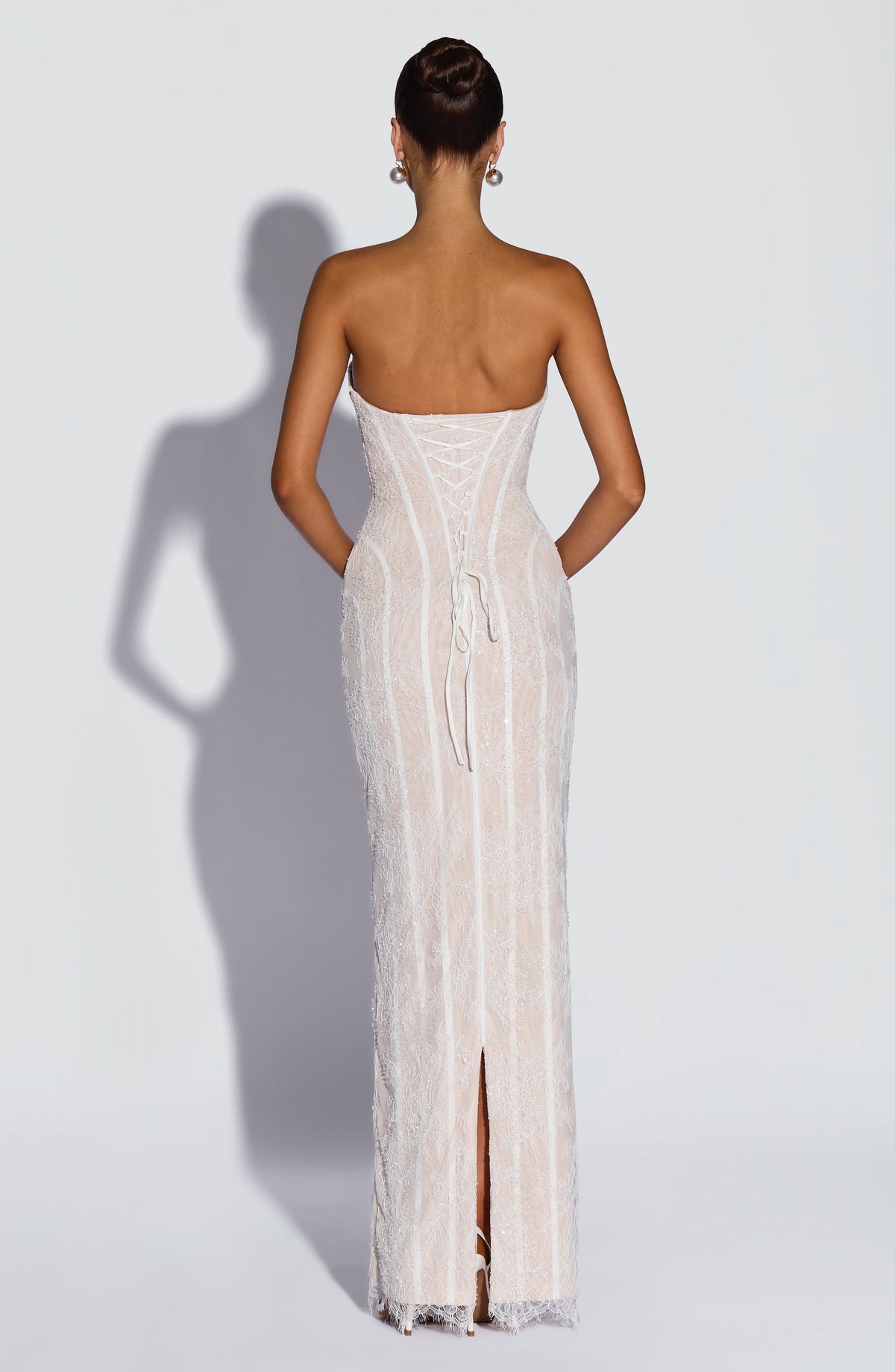 Strapless maxi-jurk met bloemenkant en korset