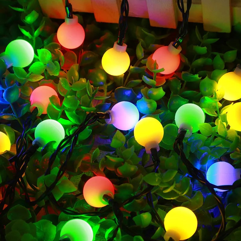 Zonne-energie lichtsnoer voor buiten met matte bolvormige lampen en aangedreven tuinverlichting voor buiten