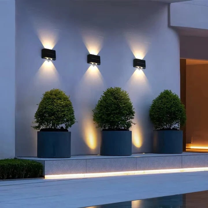 Zonne-energie buitenwandlampen met dubbele LED-bundel en warm- of koudwit licht omhoog en omlaag