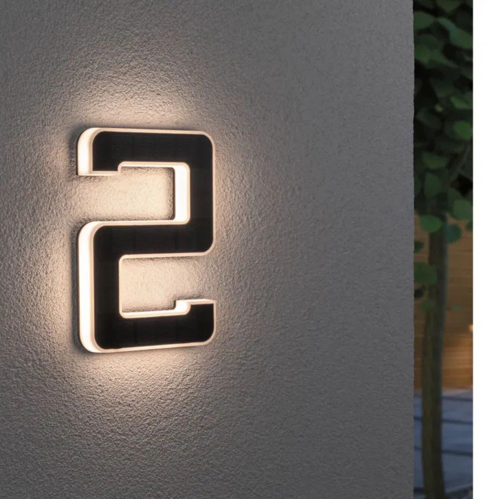 Huisnummer op zonne-energie met led en schemersensor