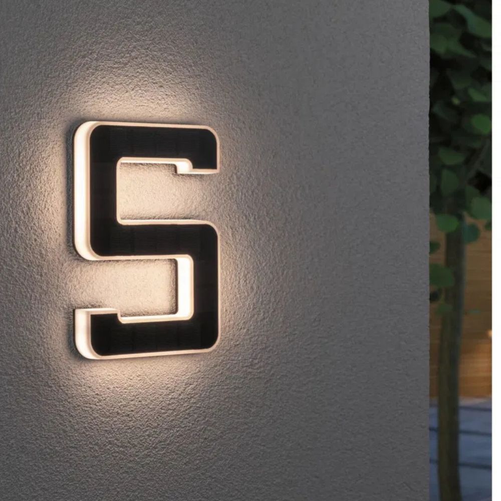 Huisnummer op zonne-energie met led en schemersensor