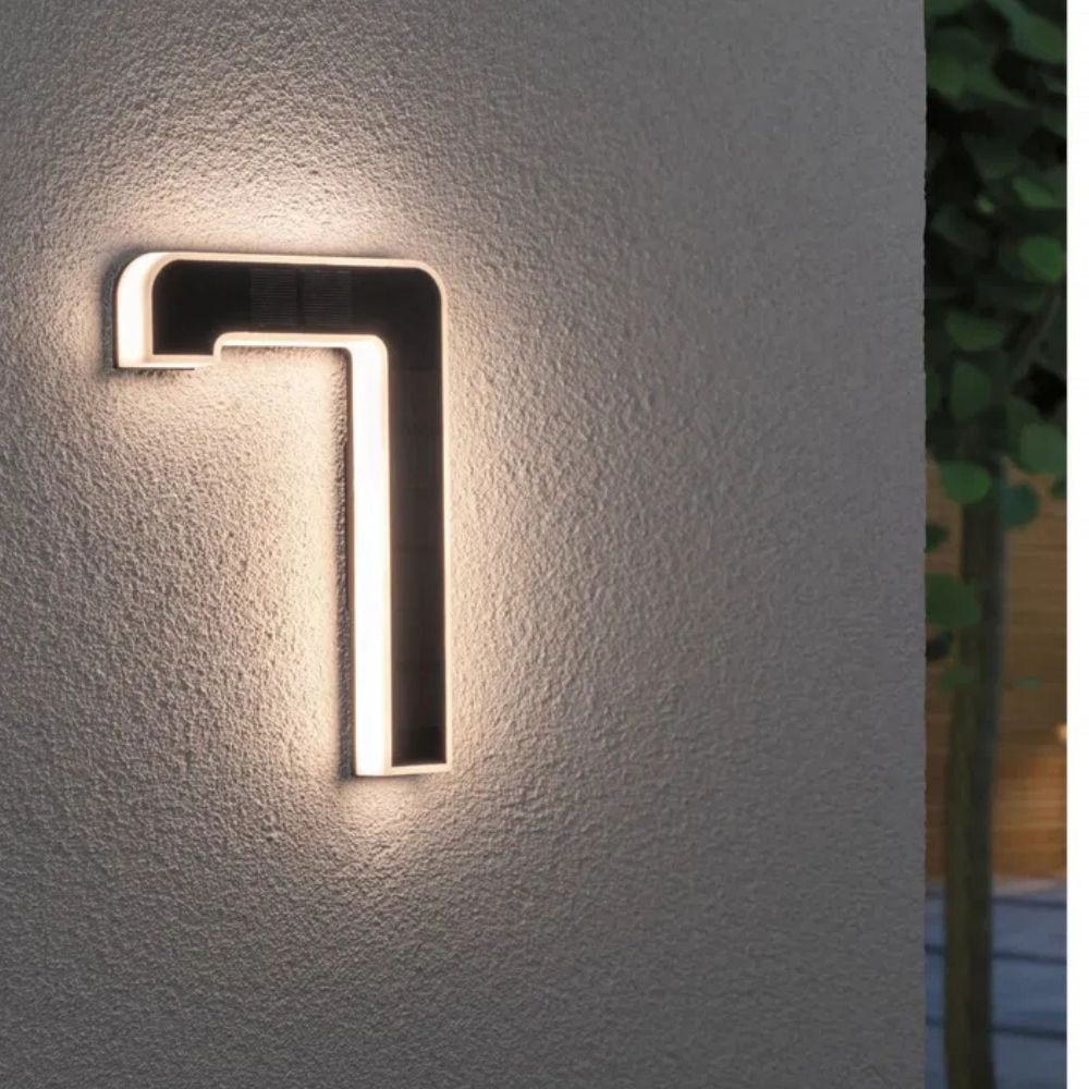 Huisnummer op zonne-energie met led en schemersensor