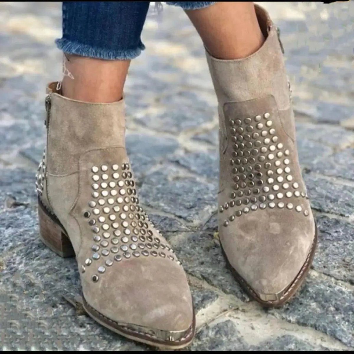 Suède enkellaarsjes met blokhak en studs voor dames