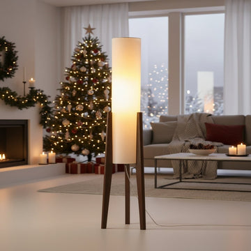 Driepoot vloerlamp met hoge cilindrische stoffen kap en houten poten Scandinavisch design 127cm