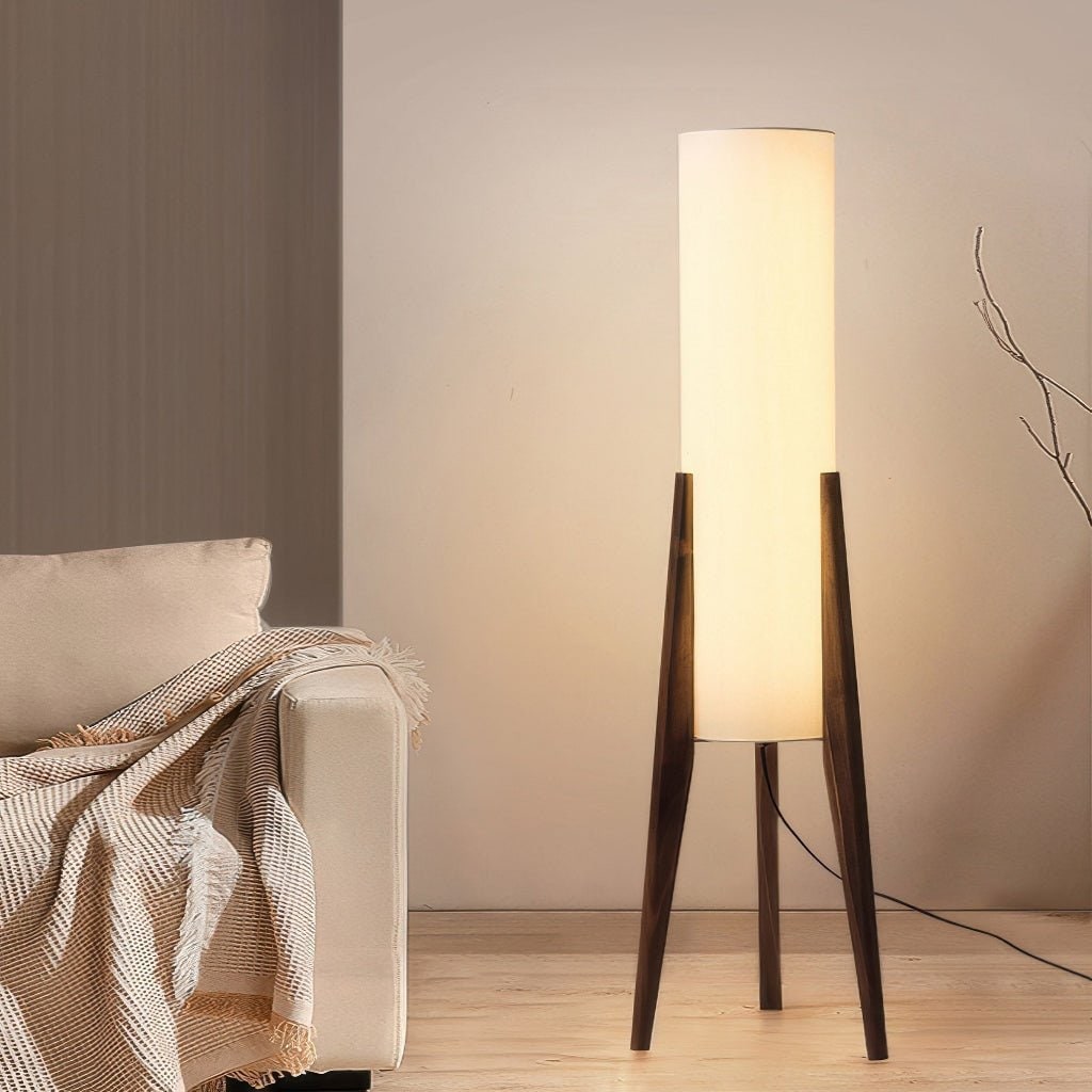 Driepoot vloerlamp met hoge cilindrische stoffen kap en houten poten Scandinavisch design 127cm