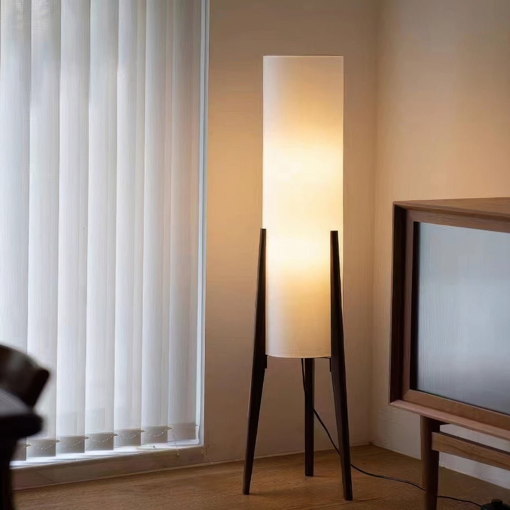 Driepoot vloerlamp met hoge cilindrische stoffen kap en houten poten Scandinavisch design 127cm