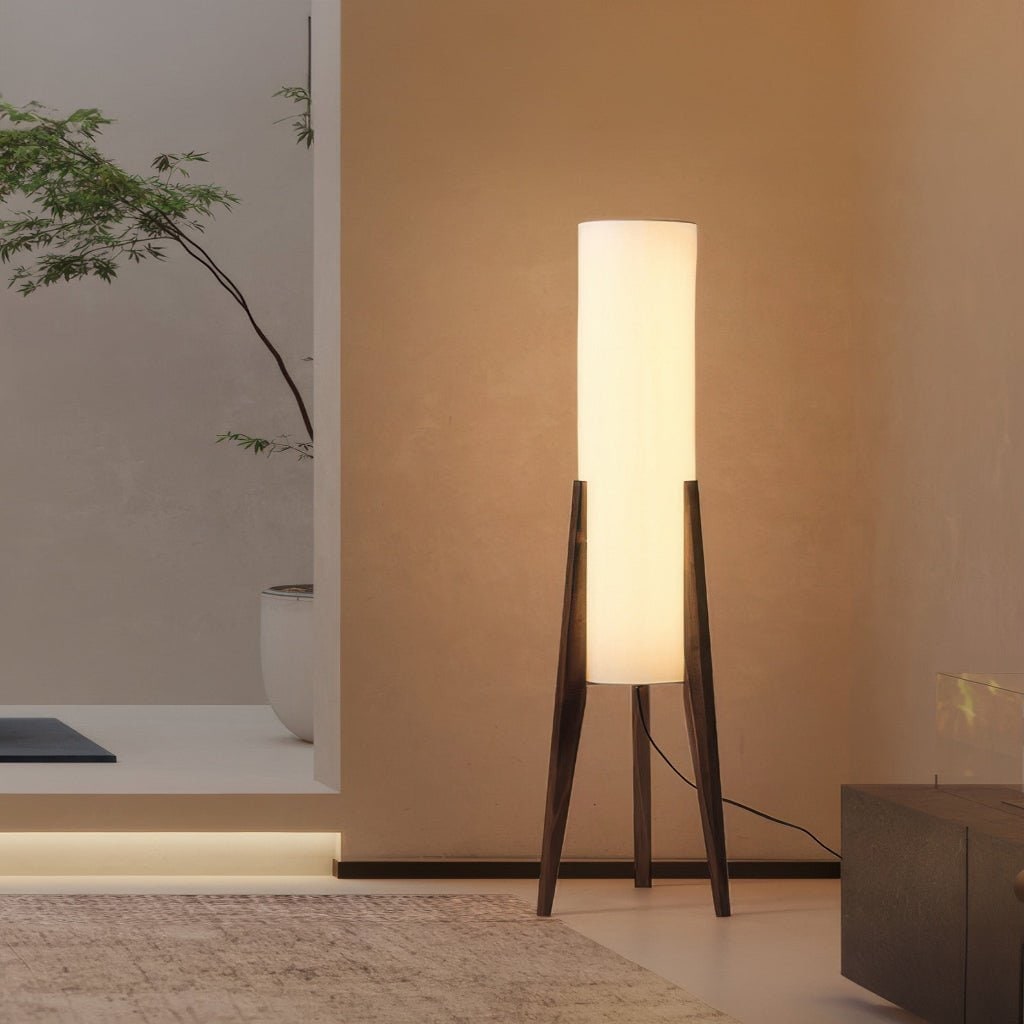 Driepoot vloerlamp met hoge cilindrische stoffen kap en houten poten Scandinavisch design 127cm