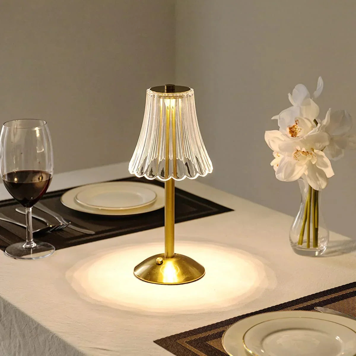 Elegante LED tafellamp met kristallen lampenkap en gouden afwerking – touchbediening
