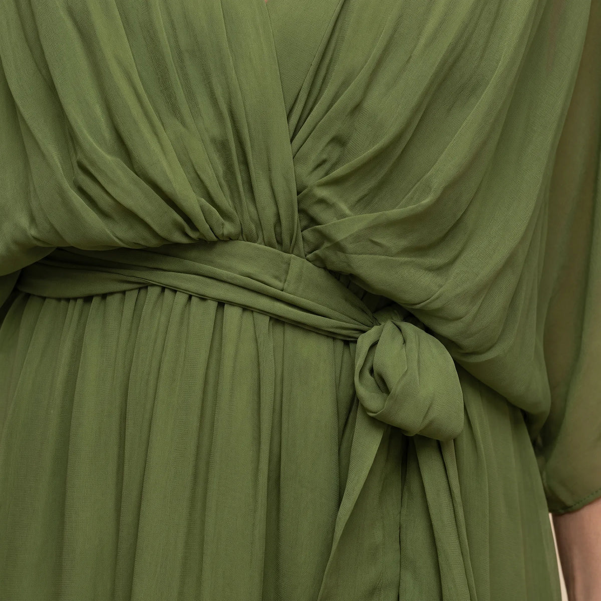 Midiwikkeljurk voor dames met V-hals