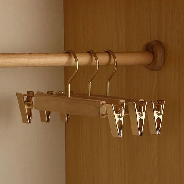 Houten kleerhangers met schouders en stang voor pakken en jassen