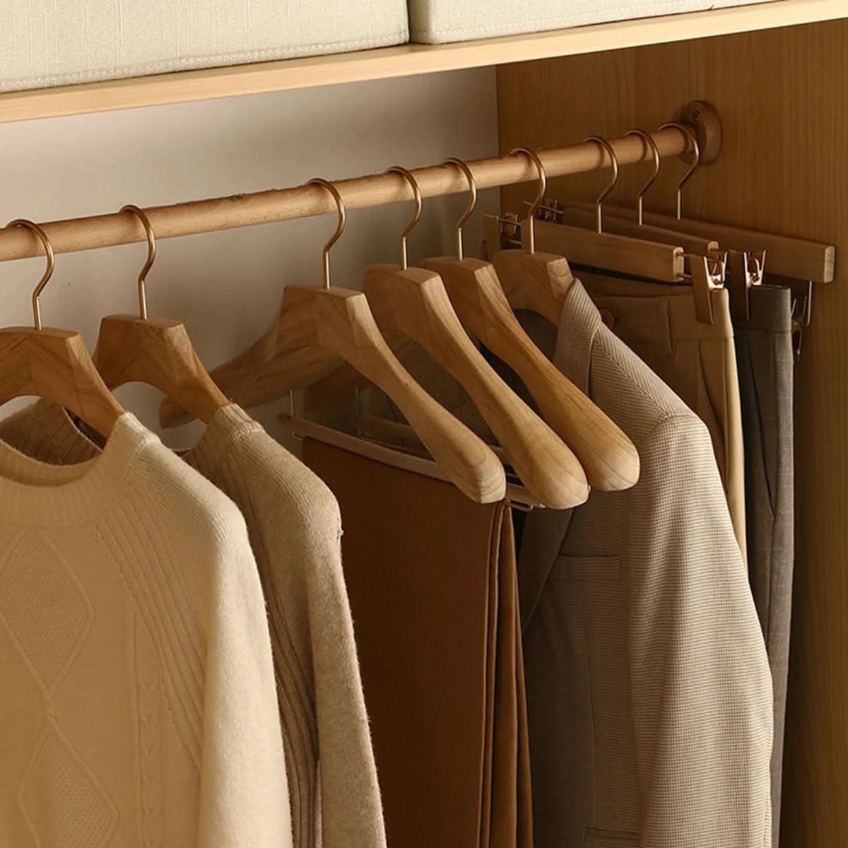 Houten kleerhangers met schouders en stang voor pakken en jassen