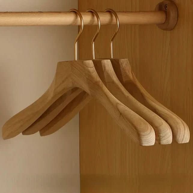 Houten kleerhangers met schouders en stang voor pakken en jassen