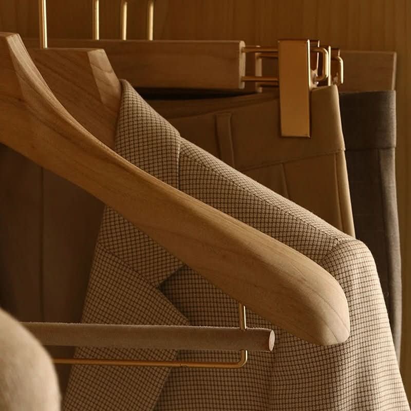 Houten kleerhangers met schouders en stang voor pakken en jassen