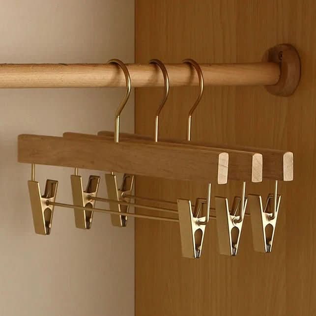Houten kleerhangers met schouders en stang voor pakken en jassen