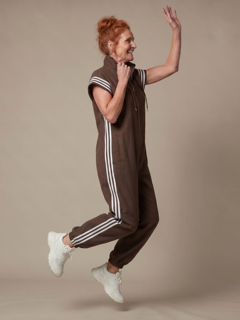 Jumpsuit met gestreepte panelen, rits voorop en korte mouwen voor dames