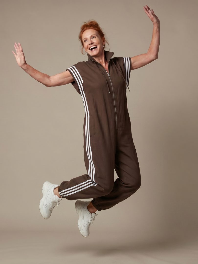 Jumpsuit met gestreepte panelen, rits voorop en korte mouwen voor dames